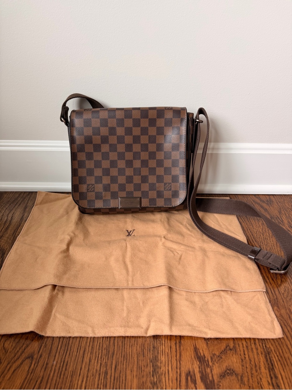 Louis Vuitton Damier Ebene Check Messenger Bag - Dark Brown